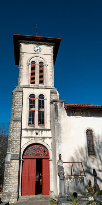 Torre lateral da Igreja Saint-Barthélemy em Bassussarry no Paí