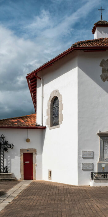 Fachada exterior da Igreja de São Pedro de Irube no País Basco