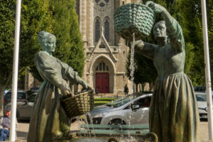 Cancale: Bonze sculpture depicting two Breton women washing oysters stands