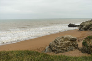 Plage sur la corniche Vendéenne et rochers de schiste