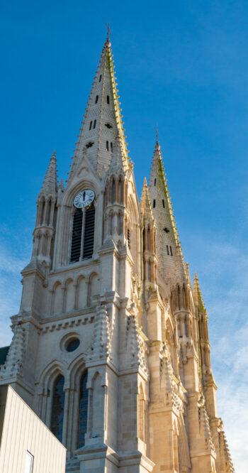 A picture of the towers of the Notre-Dame Church of Cholet.